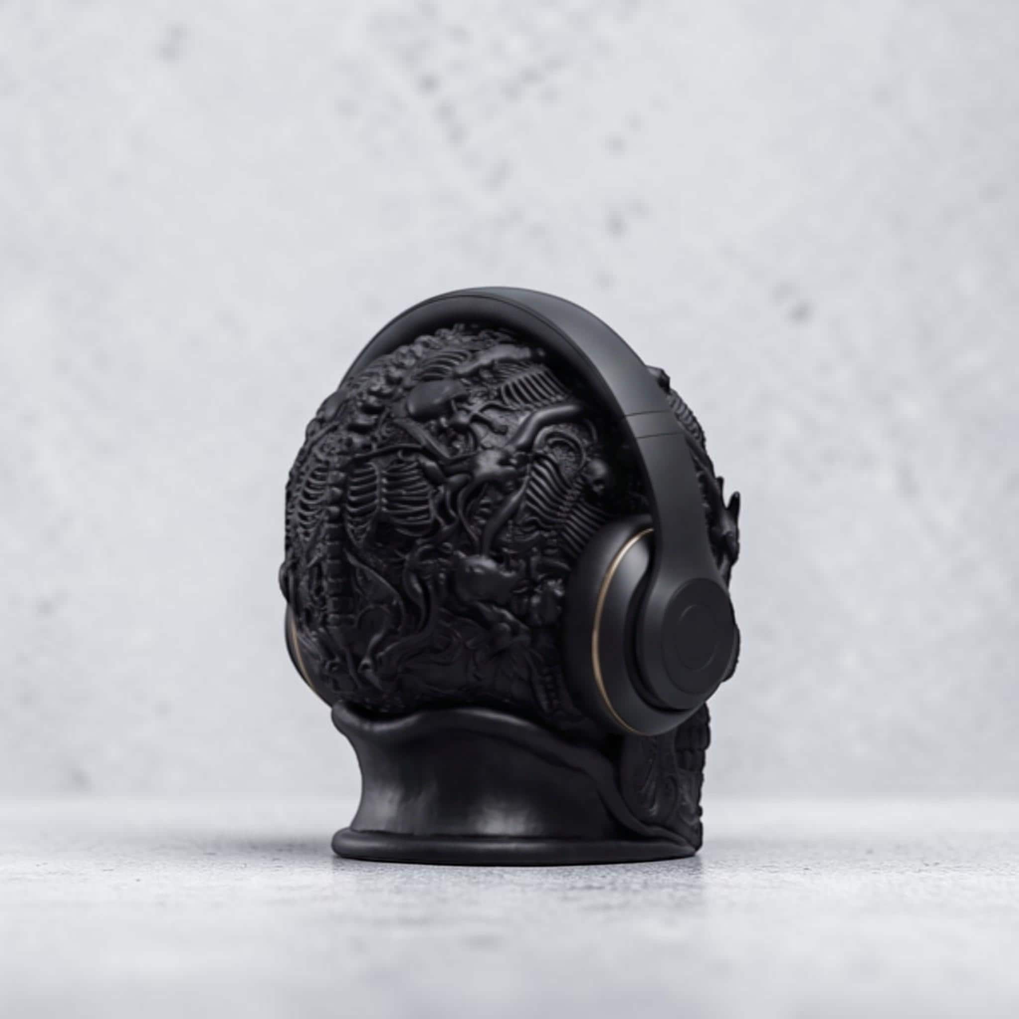 Gothic Skull Headphone Stand – Dark Academia Desk Decor
